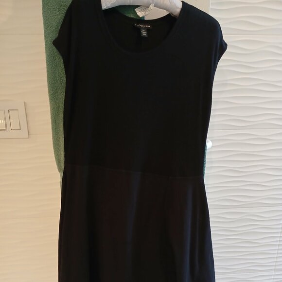 Asymmetrical dress - Picture 1 of 8